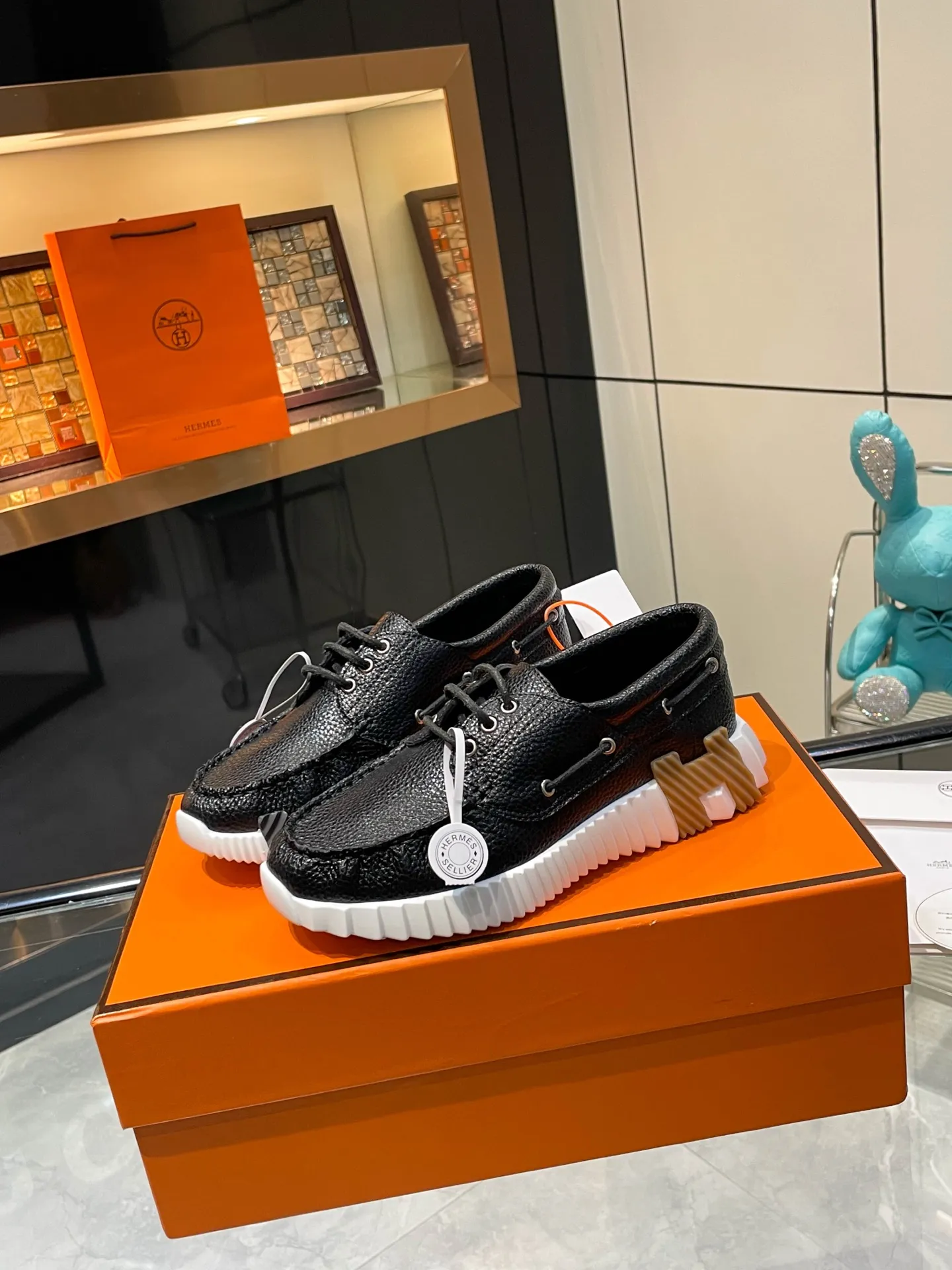 680💰 Hermes💰The top version of Hermès H classic fly-woven casual sneakers, the highest version, decorated with an exaggerated "H" letter on the sole, the italic design and bright colors show vitality and continue the brand design inspiration!     A very beautiful casual shoe, elegant yet cute! Classic style, unique and attractive height increasing shoes!      The original fabric is 1:1, the lining is original breathable imported sheepskin, the foot pads are imported sheepskin, the outsole is made of customized private mold: T P U ten P U vacuum integrated molding, original lasting process, original packaging box 📦 Comes with shoe storage bag, handbag, shoe box with blue light anti-counterfeiting mark!           Women’s size 35.36.37.38.39.(40.41.42 customized) Men’s size 39.40.41.42.43.44.(45.46 customized)